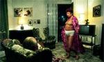 Den føjelige husholderske, langt hinsides venusmålenes alder, stripper distræt for den pedantiske pensionist. - Foto: Paradis Film. 