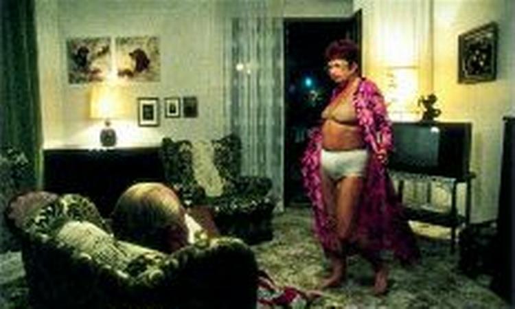 Den føjelige husholderske, langt hinsides venusmålenes alder, stripper distræt for den pedantiske pensionist. - Foto: Paradis Film. 