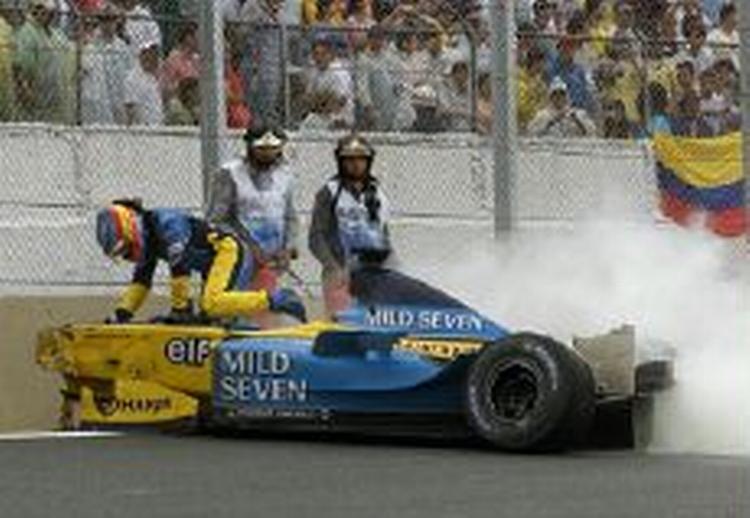 Fernando Alonso's uheld var skyld i, at løbet blev afblæst. - Foto: AP 