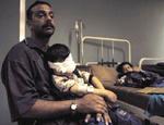 En familie på et hospital i Bagdad. - Foto: AP 