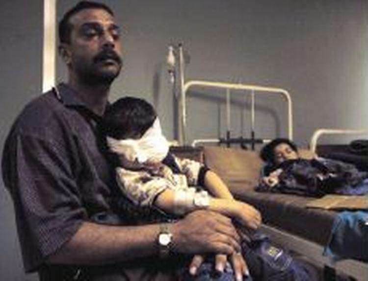En familie på et hospital i Bagdad. - Foto: AP 