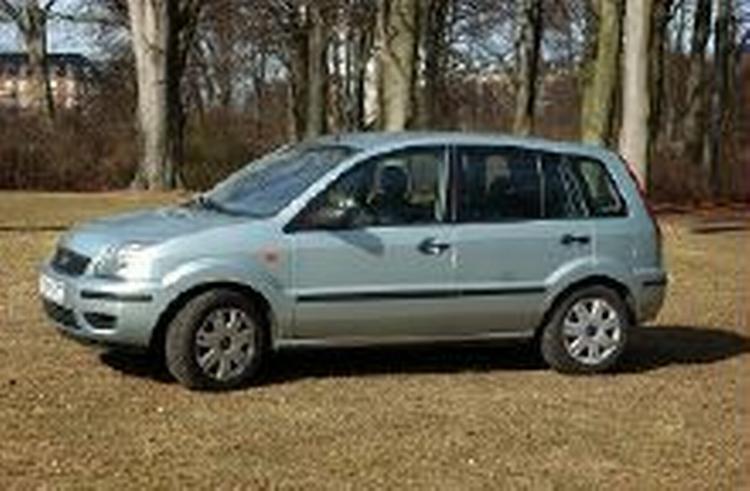 Ford Fusion er hævet en anelse i forhold til den almindelige Fiesta, og det letter adgangen til kabinen. - Foto: Finn Frandsen 