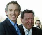 Gerhard Schröder og Tony Blair forsøger at nærme sig hinanden efter krisen i Irak. - Foto: AP 