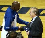 Michael Jordan spillede i mandags sin sidste hjemmekamp i Washington, hvor USA's forsvarsminister Donald Rumsfeld dukkede op og takkede Jordan. - Foto: AP 