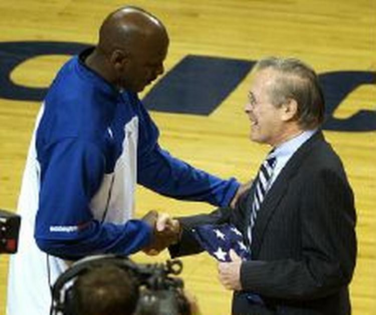 Michael Jordan spillede i mandags sin sidste hjemmekamp i Washington, hvor USA's forsvarsminister Donald Rumsfeld dukkede op og takkede Jordan. - Foto: AP 