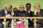 Indiens premierminister, Atal Behari Vajpayee, i midten. - Foto: AP 