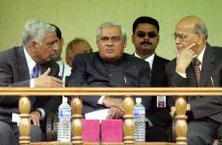 Indiens premierminister, Atal Behari Vajpayee, i midten. - Foto: AP 