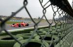 Michael Schumacher tvang nemlig sin Ferrari rundt til hurtigste omgangstid 0,014 sekunder hurtigere end lillebror Ralf Schumacher. - Foto: AP 