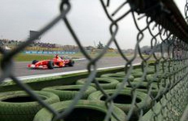 Michael Schumacher tvang nemlig sin Ferrari rundt til hurtigste omgangstid 0,014 sekunder hurtigere end lillebror Ralf Schumacher. - Foto: AP 