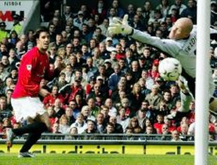 Blackburns Brad Friedel spræller forgæves ved van Nistelrooys første scoring. - Foto: AP 