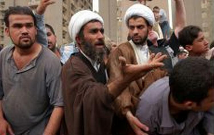 Vrede shi'iter har mandag demonstreret imod USA i Bagdads gader. - Foto: AP 