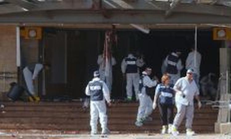 Israelske politifolk er i gang med at undersøge gerningsstedet i Kfar Saba. - Foto: AP 