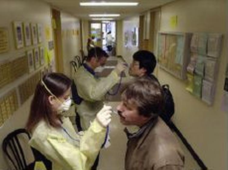 På et hospital i Toronto i Canada testes personalet hver dag, før de møder på arbejde. - Foto: AP 