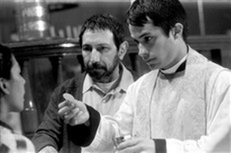Er det pater Amaro, der er forelsket i smukke Amelia - eller den kirke, han repræsenterer. Den unge pater spilles af Gael Garcia Bernal. - Foto: Columbia Pictures. 