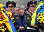 Ukraines præsident, Leonid Kutjma, deltog fredag i en højtidelighed til minde om ofrene for Tjernobylulykken for 17 år siden. Men der er fortsat strid om, hvor mange ofre der egentlig er tale om.   Foto: AP 