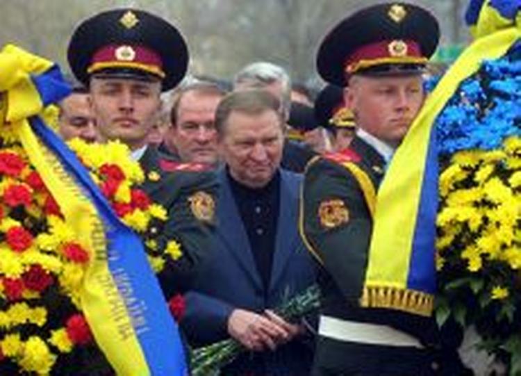 Ukraines præsident, Leonid Kutjma, deltog fredag i en højtidelighed til minde om ofrene for Tjernobylulykken for 17 år siden. Men der er fortsat strid om, hvor mange ofre der egentlig er tale om.   Foto: AP 