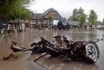 Vraget af den bil, som selvmordsterrorister brugte i angrebet på en radiostation i Kashmir. - Foto: AP 