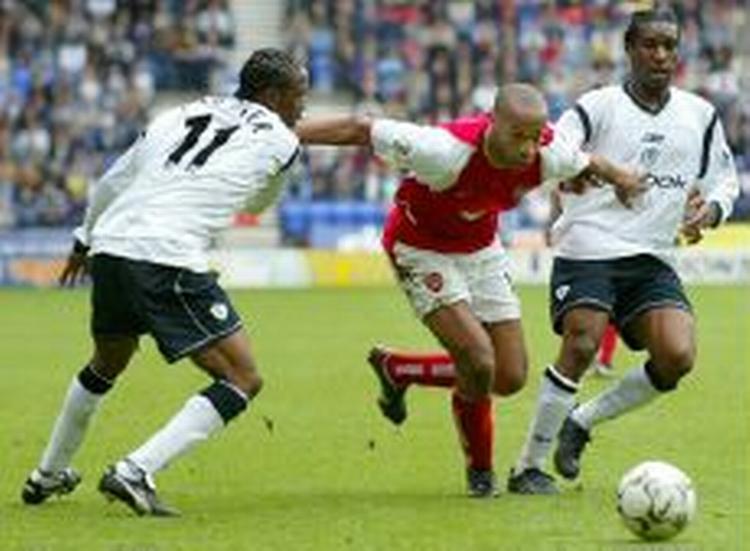 Thierry Henri i aktion for Arsenal mod Bolton. Kampen endte 2-2. - Foto: AP 