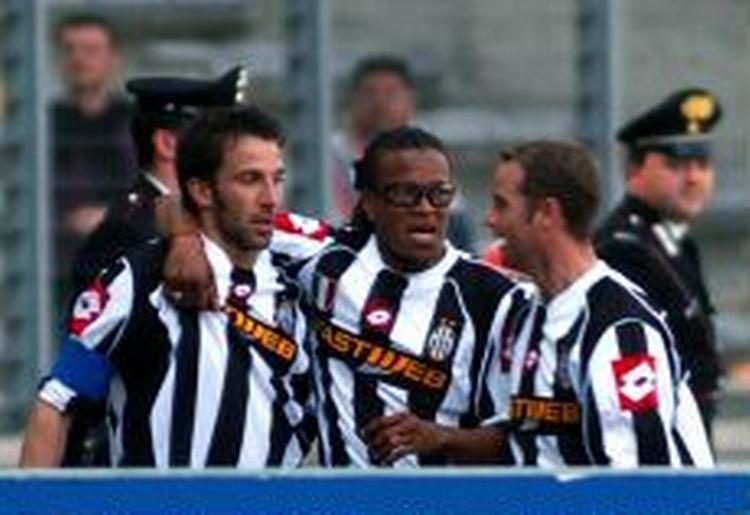 Del Piero, Davids og Pessotto i jubel efter sejrsmålet mod Brescia. - Foto: AP 
