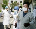 En patient flyttes fra det japansk-kinesiske sygehus i Beijing. Alle ikke-SARS-patienter flyttes til andre sygehuse i den kinesiske hovedstad. - Foto: AP 