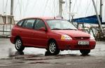 Kia Rios profil er næsten som en stationcar. Den har da også et usædvanlig rummeligt bagagerum, mens det kniber mere med pladsen på bagsædet. - Foto: Kim Agersten 