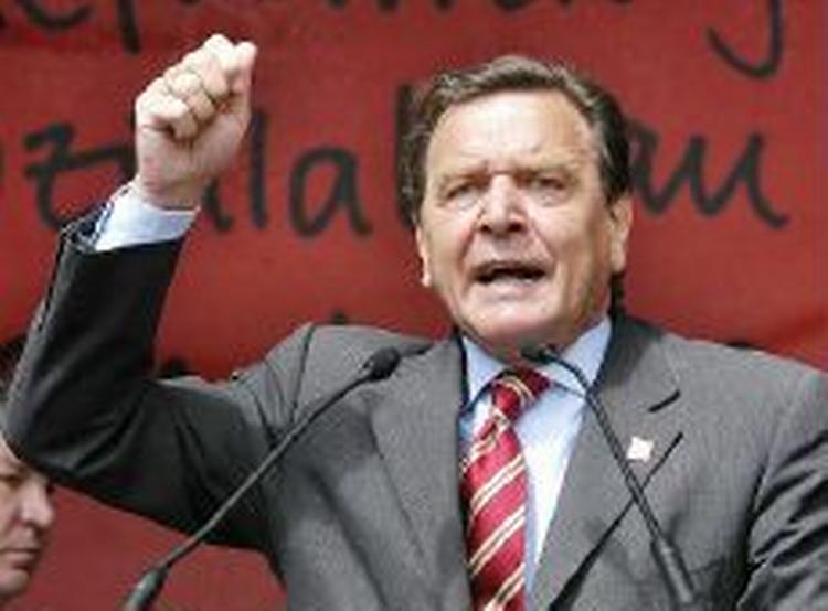 Forbundskansler Gerhard Schröder blev presset til at forsvare sin politik under 1. maj demonstrationerne. - Foto: AP 