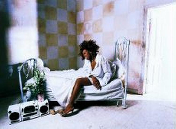 Der er ikke antydning af hverken stramt MTV-maveskind eller maskinsoul hos Macy Gray. Hun er en varm, moden, sjov og sexet sangerinde, som slet ikke kan skjule, at der gemmer sig et vaskeægte menneske bag sangene. - PR-foto. 