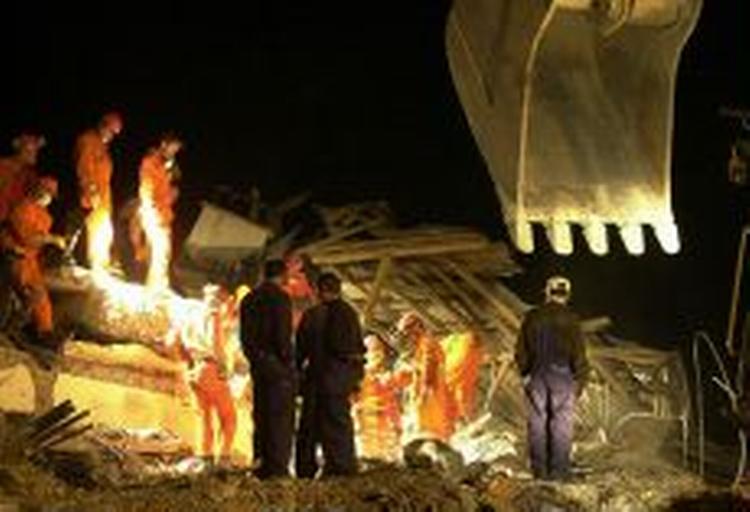 Dødstallet efter jordskælvet i Tyrkiet er nu steget til 140. - Foto: AP 