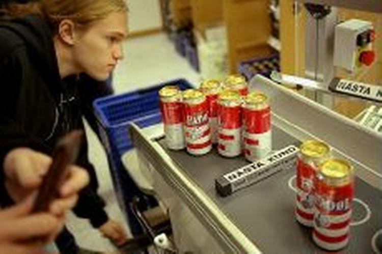 Svenskerne drikker mere, så der bliver travlt i Systembolaget. - Arkivfoto: Mette Ragner. 