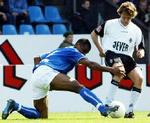 Sunday Oliseh i nærkamp med Bernd Korynietz, da Bochum mødte Borussia. - Foto. AP 