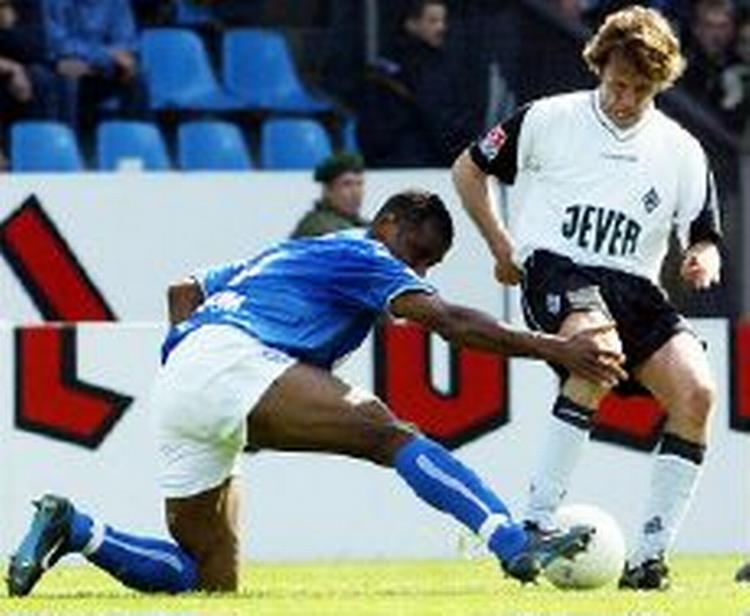 Sunday Oliseh i nærkamp med Bernd Korynietz, da Bochum mødte Borussia. - Foto. AP 