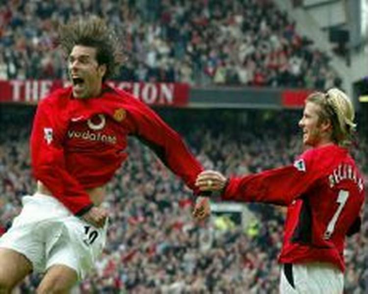 Beckham og Nistelroy jubler over lørdagens 4-1 sejr over Charlton. Dagen efter kunne United juble igen, da Arsenal forærede dem mesterskabet - Foto: AP 
