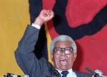 Walter Sisulu, er død 90 år gammel. Han blev dømt for oprør mod staten i 1962 sammen med Nelson Mandela. - Foto: AP 
