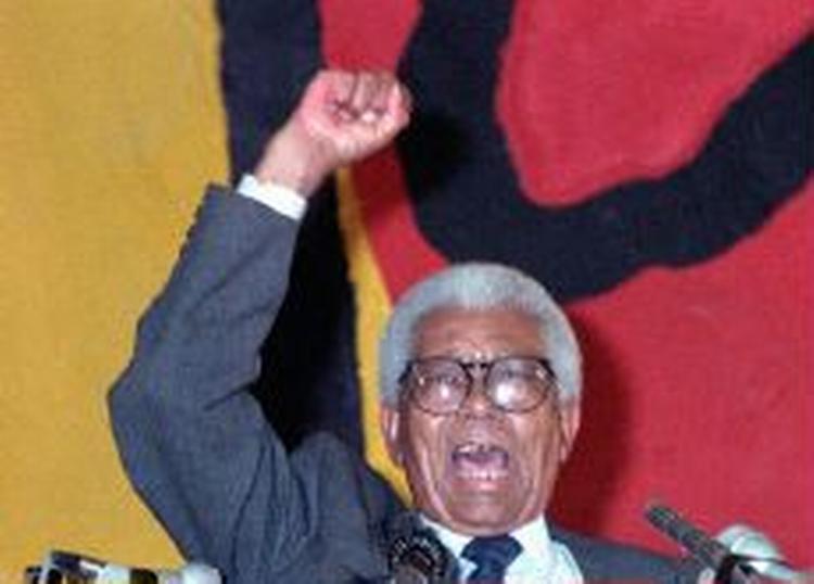 Walter Sisulu, er død 90 år gammel. Han blev dømt for oprør mod staten i 1962 sammen med Nelson Mandela. - Foto: AP 