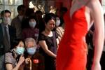 Tilskuerne til et modeshow i Hongkong valgte tirsdag at bære SARS-masker. - Foto: AP 