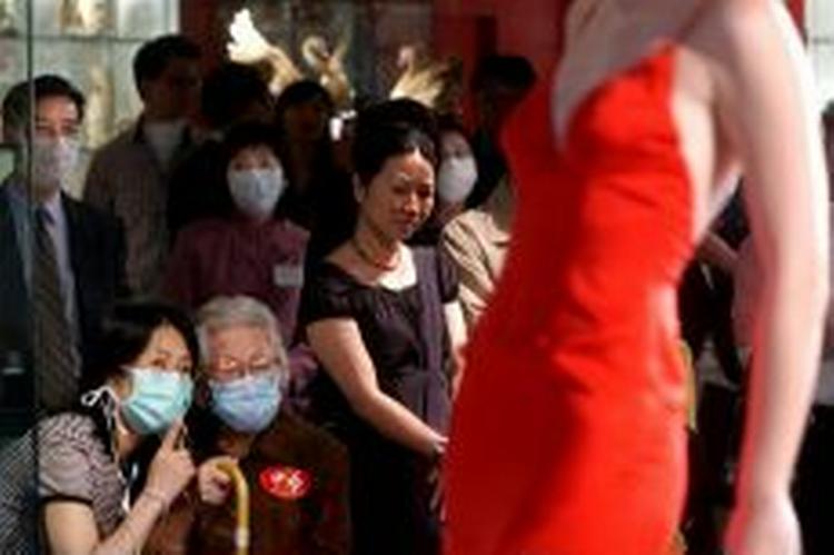 Tilskuerne til et modeshow i Hongkong valgte tirsdag at bære SARS-masker. - Foto: AP 