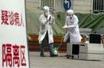 Sundhedsarbejdere desinficerer et marked, der mistænkes for at være smitteområde. - Foto: AP 