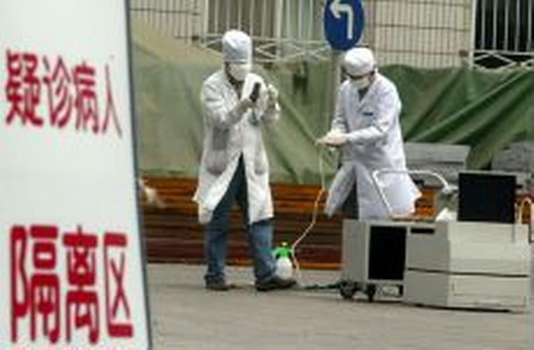 Sundhedsarbejdere desinficerer et marked, der mistænkes for at være smitteområde. - Foto: AP 