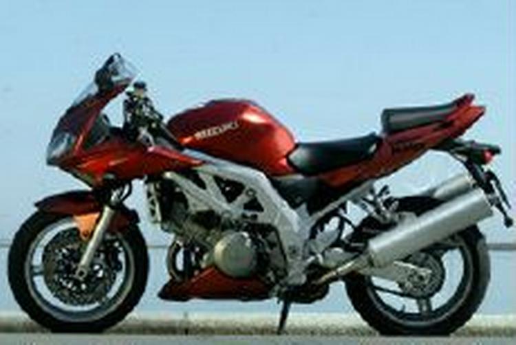 Selv om Suzuki SV 1000 S er konsekvent i sit formsprog med lige linjer og skarpe kanter, virker designet ikke så gennemført som hos forbilledet Ducati. - Foto: Peter Hove Olesen 