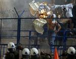 Panathinaikos-tilhængere smadrede sæder og antændte ild i frustrationer over spillets gang. - Foto: AP 