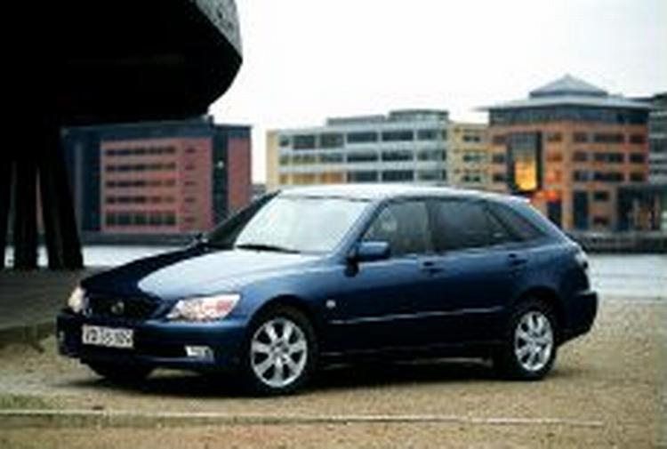 Lexus IS 200 Sportcross er en personbil med en rummelig bagende, men alligevel er den ikke en ægte stationcar.   Foto: Lexus 