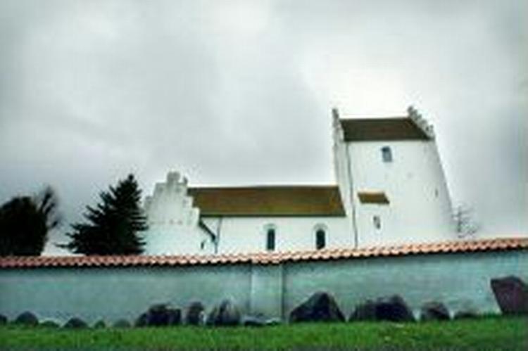Når man ikke forbi kirken, kan man gå en tur i cyperkirke på nettet. - Arkivfoto: Linda Johansen. 