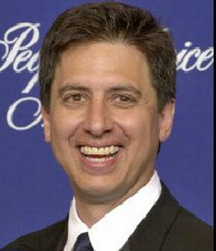 Ray Romano har grund til at smile. Det næste år indkasserer han 350 mio. kroner på at spille med i tv-serien Alle elsker Raymond. - Foto: AP 