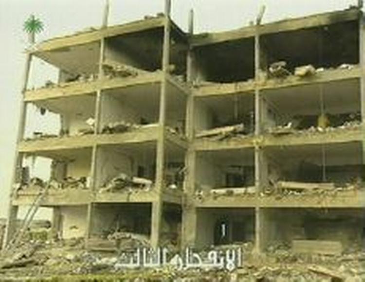 Resterne af et af nattens bombemål i Saudi-Arabien. - Foto: AP 