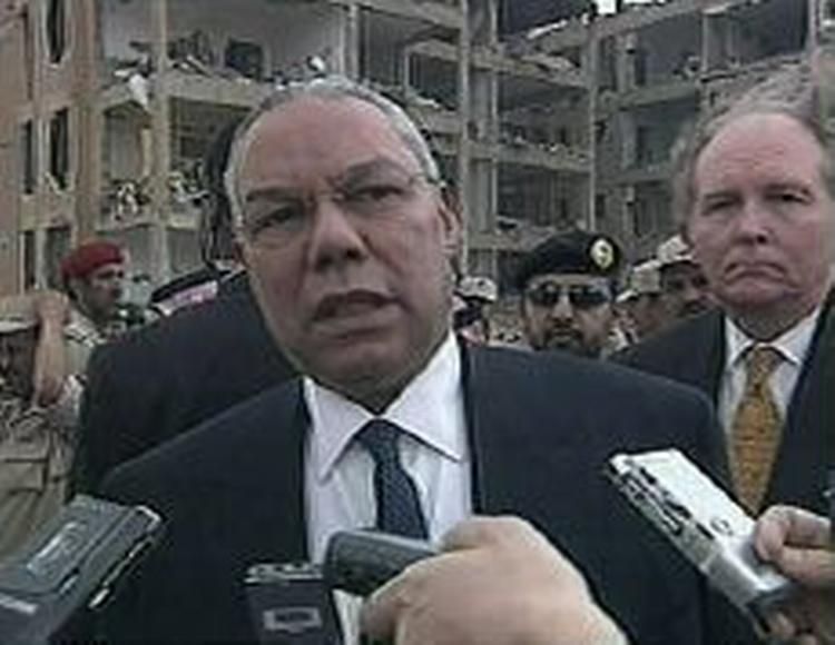 Colin Powell besøgte det angrebne område under sit besøg i Saudi Arabien. - Foto: AP 