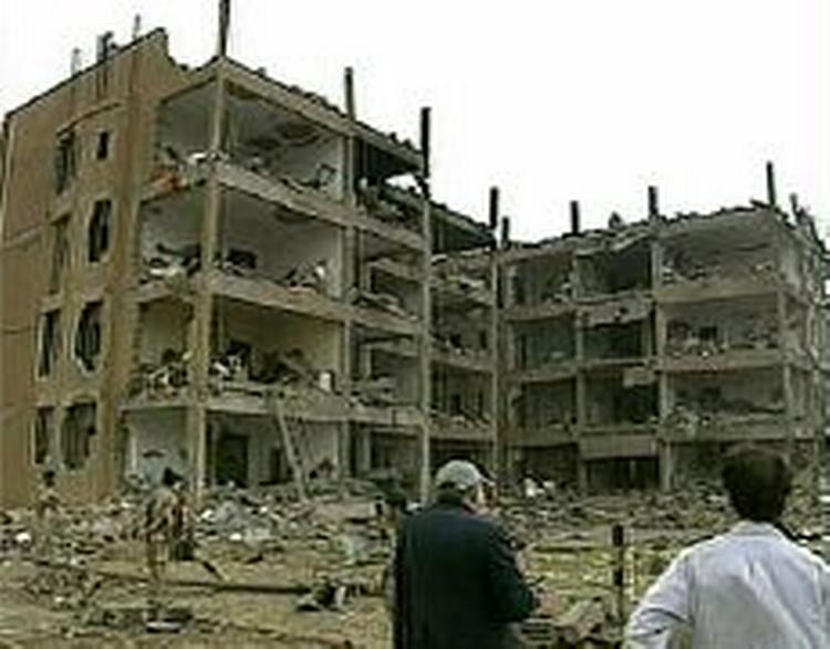 Det sønderbombede beboelseskompleks i Riyadh. 91 døde ved angrebet. - Foto: AP 