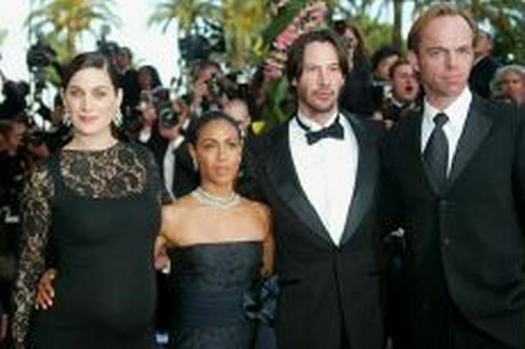 Skuespillerne Carrie-Anne Moss, Jada Pinkett-Smit, Keanu Reeves og Hugo Heaving til premieren på Matrix Reloaded. - Foto: AP 