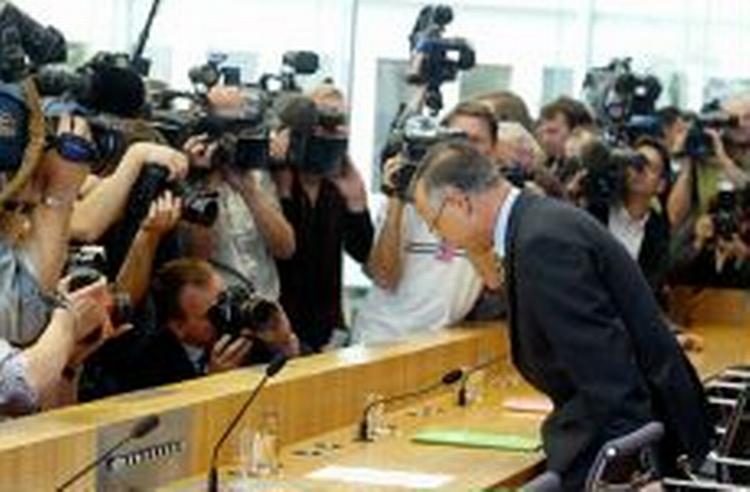 Hans Eichel ved præsentationen. Foto: AP 