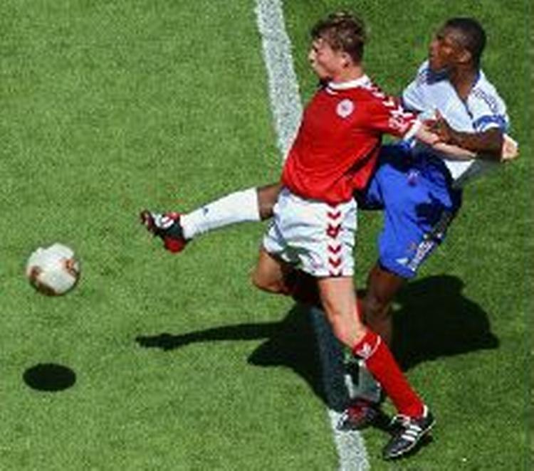 Jon Dahl markeret af Desailly under VM sidste år. - Foto: Lars Poulsen 