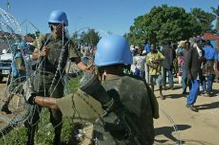 FN-soldater fra Uruguay er i gang med at sætte pigtråd op udenfor en FN-lejt i byen Bunia i Congo. Nu vil SF have danske soldater sendt landet, der er på randen af en borgerkrig. - Foto: AP 